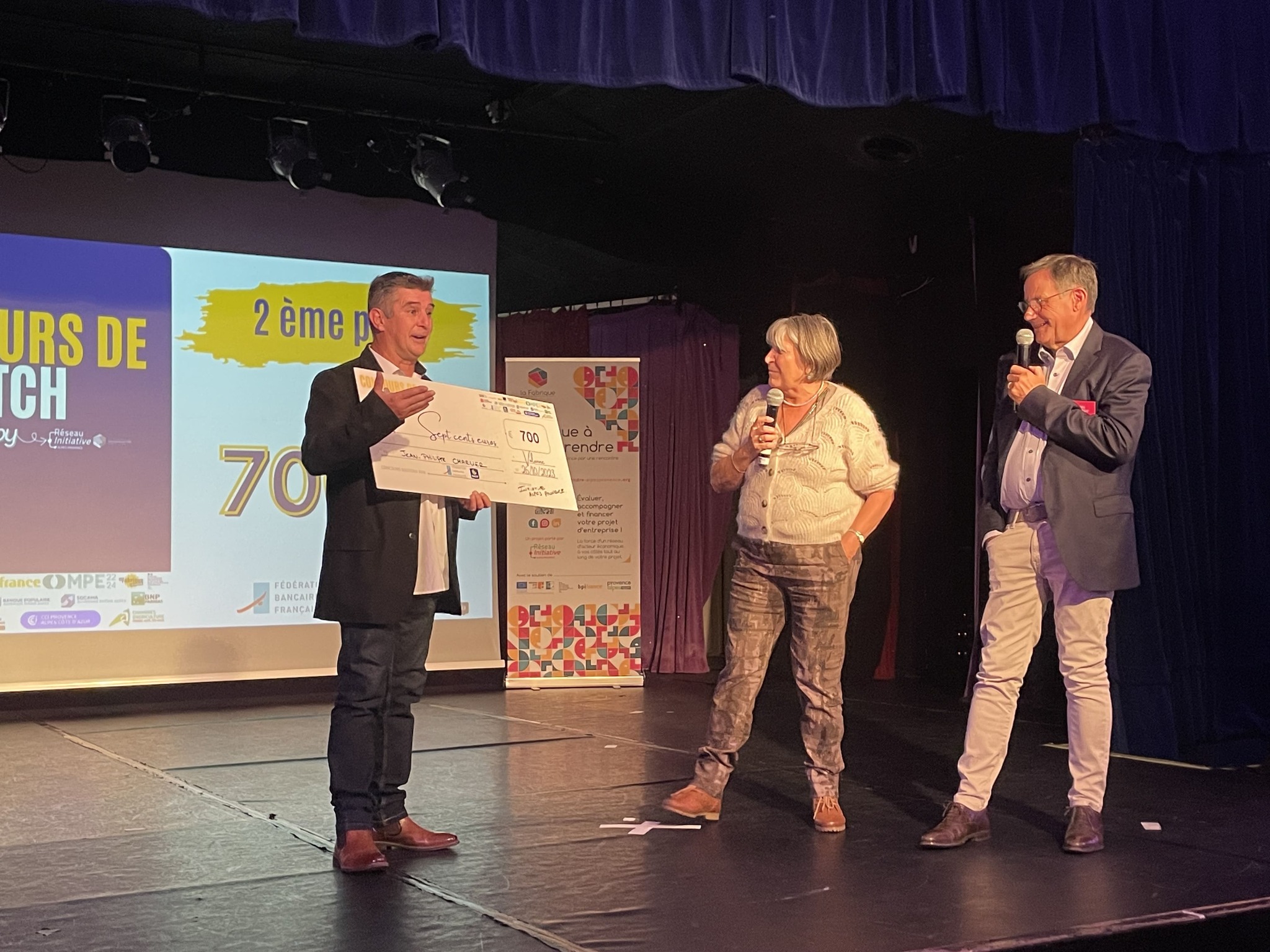 Jean-Philippe Charlier reçoit le deuxième prix du Concours de pitch à Volonne le 26 octobre 2023