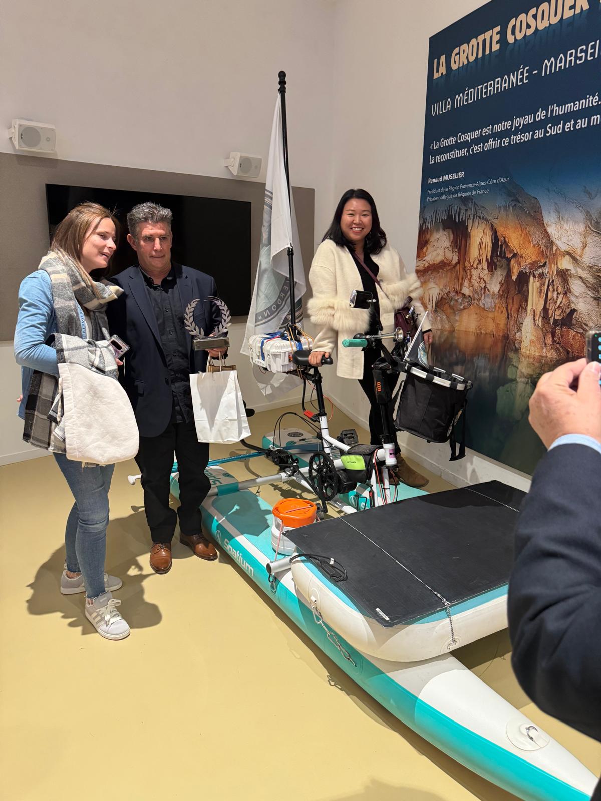 Waterbike à assistance électrique et panneau solaire lors de la remise de prix en novembre 2025